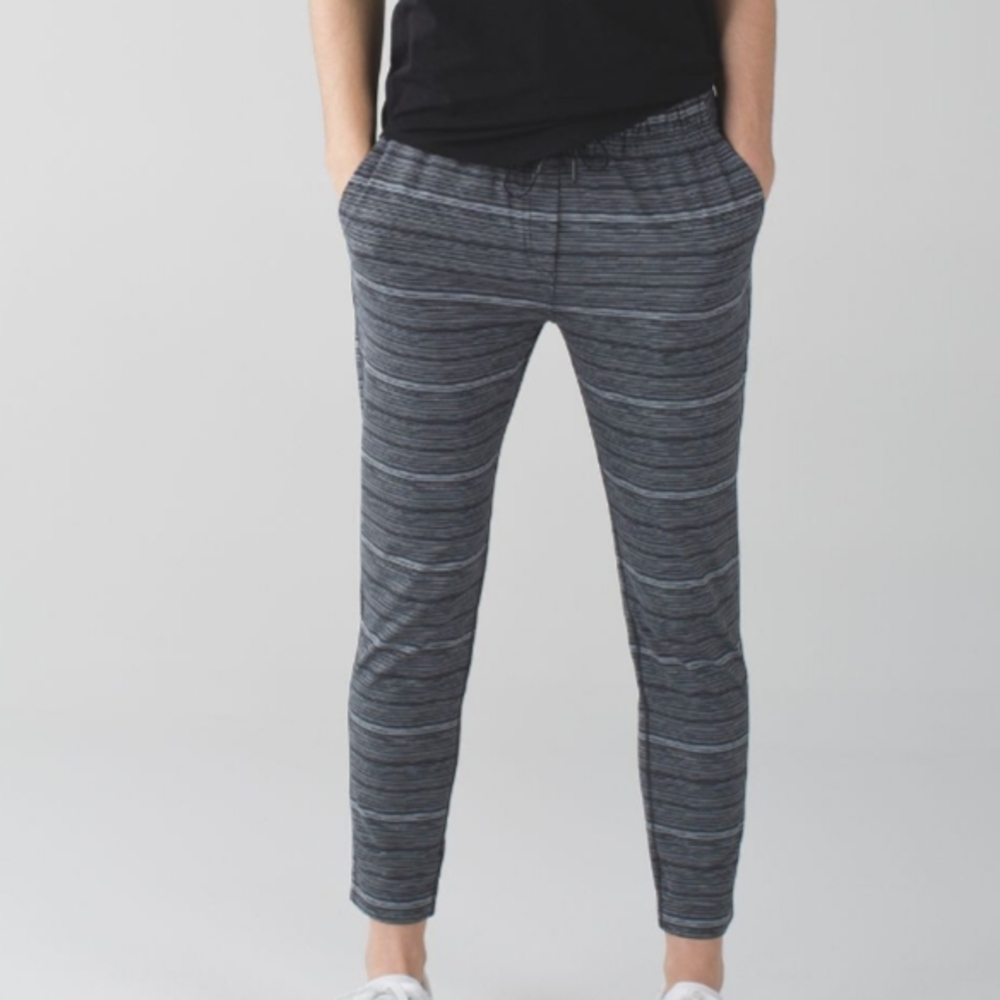 Lululemon Jet Crop Joggers In Cyber Black Deep Coal Sz 4